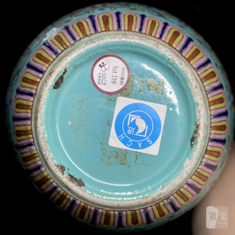 清嘉庆 松石绿地粉彩缠枝花卉纹罐 - 图10